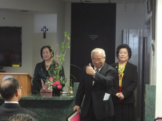 休士頓松年學院許勝弘院長對廖東周處長在任內服務與績效豎起大拇指