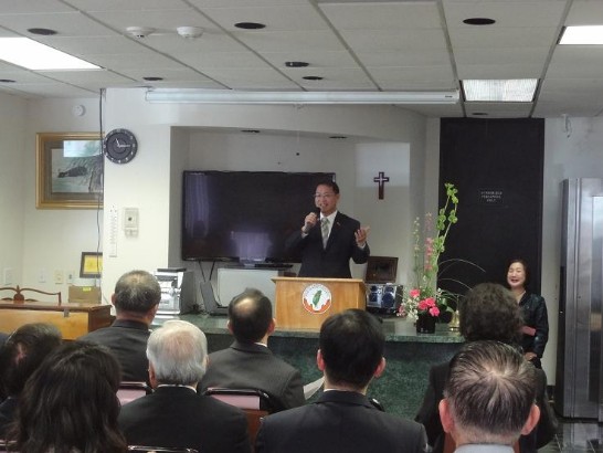 駐處廖東周處長受邀高歌一曲「阮若打開心裡的門窗」與學員耆老同樂