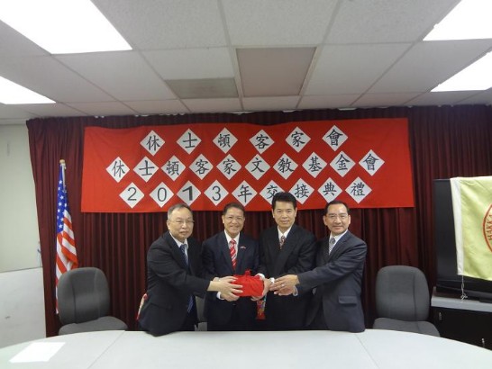 駐處廖東周處長(左2)為卸任詹煥彩會長(左1)及新任范泌文會長(右2) 監交印信