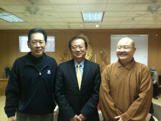 駐處張秘書家華(中)與僑務促進委員馬牧原博士(左)及香雲寺有望法師(右)合影