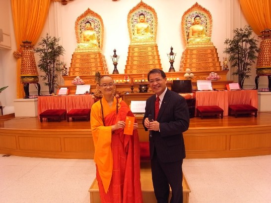 廖處長東周於本（102）年2月9日晚間10時應邀出席佛光山中美寺除夕祈福法會並上台致詞，隨後致贈香油錢給住持覺安法師，祝福中美寺法務蒸蒸日上。