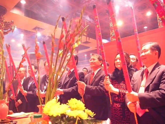 駐處廖處長東周於本（102）年2月9日晚間12時出席德州越棉寮華裔聯誼會天后廟新春祈福法會，與該會王會長裕炎及周理事長滿洪等共同祈福上香。