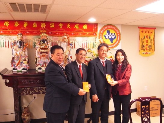 廖處長東周於本（102）年2月9日晚間12時出席德州越棉寮華裔聯誼會天后廟新春祈福法會，與僑教中心葉副主任麗媛共同致贈香油錢給天后廟。