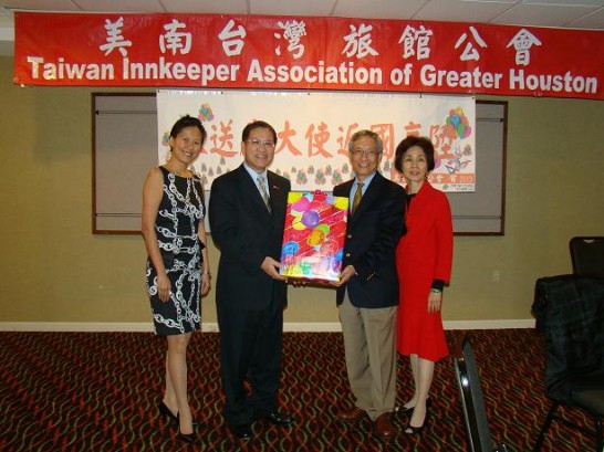 陳會長將代表德州精神的穿山甲標本送交將榮調返國的廖處長作為紀念。