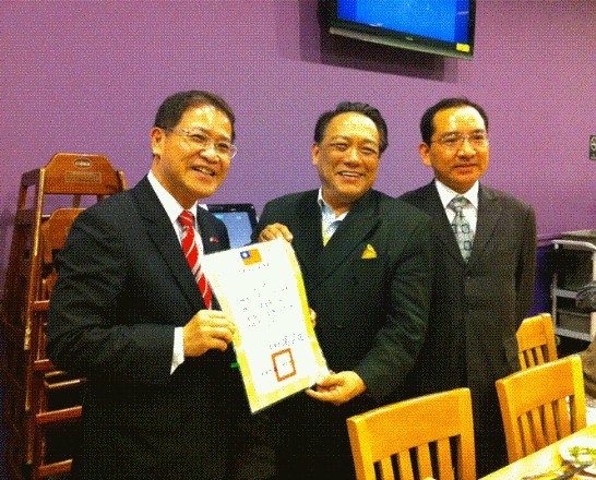 廖處長代表僑委會頒贈聘書予新任僑務促進委員賴李迎霞女士，由賴女士夫婿賴清陽律師代表領取。