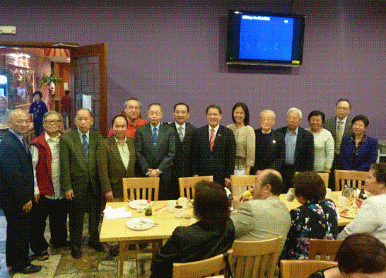 廖處長夫婦與現場僑界領袖嘉賓合影留念，三位僑務委員駱健明先生夫婦、鄭昭女士及王秀姿女士在座。