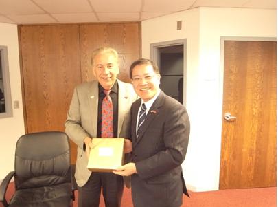 廖處長致贈我國茶葉禮盒予聖道大學校長Dr. Louis Agnese