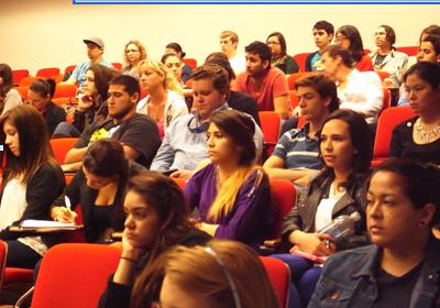 聖道大學出席學生專注聆聽廖處長演講