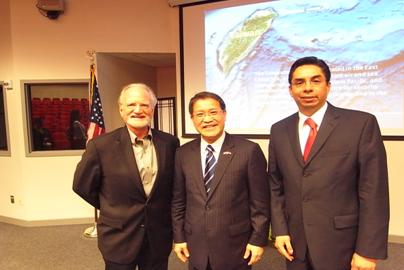 廖處長於演講後與美國前駐聖保羅總領事James F. Creagan（左）及副校長Marcos Fragoso（右）合影