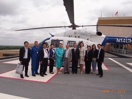 林主席參觀密州大醫學中心醫療直昇機，並與機組員、省府同仁及駐休士頓辦事處同仁合影。