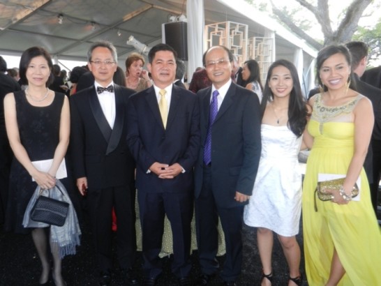 夏處長夫婦於TIGER BALL活動與休士頓市議員Al Hoang夫婦、越南駐休士頓總領事Le DZung暨女公子合影留念