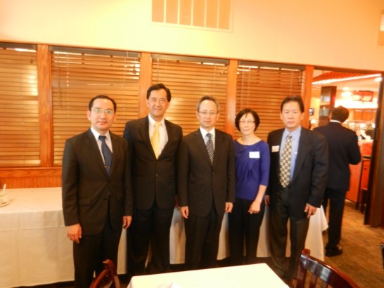 夏處長季昌於赴奧斯汀轄訪與奧斯汀僑務促進委員姚東權、僑務促進委員馬牧原、僑務促進委員蘇淑惠等僑界代表茶敘時合影。