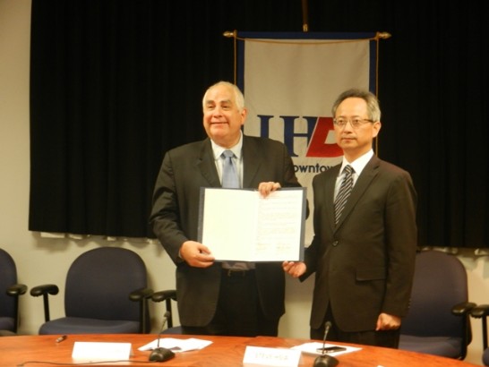 駐休士頓辦事處處處長夏季昌於5月1日應邀出席休士頓大學城中校區與中華民國內政部入出國及移民署透過越洋視訊舉行之合作協議簽署儀式，夏處長於簽約後與F校長合影。