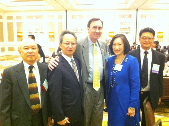 夏處長季昌(左2)與聯邦眾議員Pete Olson(R-TX)(左3)、國建會劉會長耀華(右1)、高峰會執行長Cecil Fong(左1)及本處科技組周組長家蓓(右2)於「第13屆多元高峰會」午餐會前合影留念。