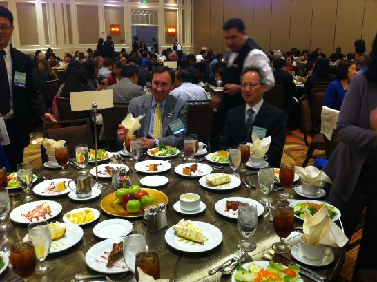 夏處長與聯邦眾議員Pete Olson(R-TX)於休市多元高峰會餐會時比鄰而坐，就臺美間各種要議題交換意見。