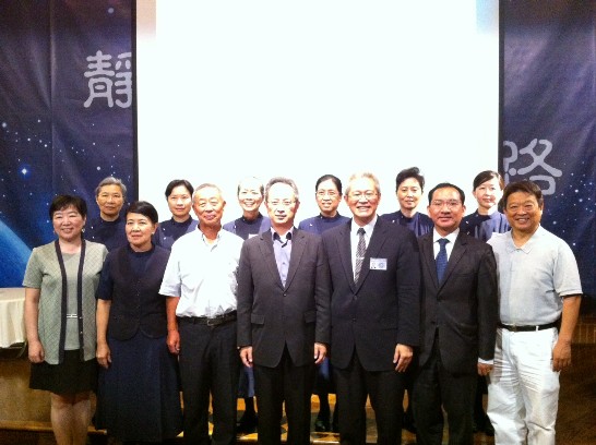 夏處長與前僑務委員牟呈華先生、葛副執行長及慈濟義工會員們合影留念。