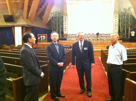 葛副執行長於簡報後引導夏處長乙行參觀分會內部硬體設備設置規劃。