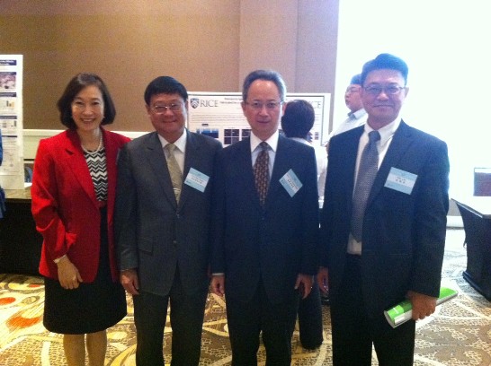 駐休士頓辦事處夏季昌處長與我行政院環保署張子敬副署長、美南國建會劉耀華會長及辦事處科技組周家蓓組長合影留念。