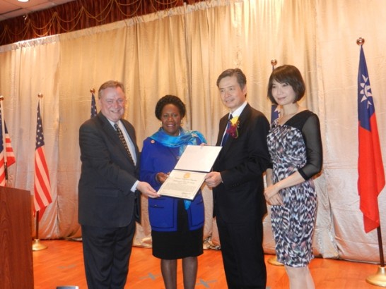 金大使溥聰夫婦於全僑歡迎晚宴上接受聯邦眾議員Sheila Jackson Lee(D-TX)與Steve Stockman(R-TX)賀狀。