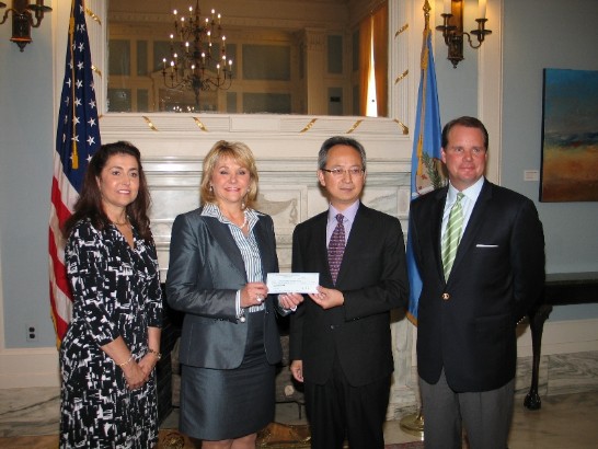 駐休士頓辦事處處長夏季昌於本（6）月28日上午11時30分在奧州政府大樓藍廳致贈我捐助奧克拉荷馬州龍捲風災2萬美元慰問金予奧州州長Mary Fallin，並與奧州副州長Todd Lamb及奧州中央聯合救災基金會（United Way of Central Oklahoma）執行長Debby Hampton合影留念。