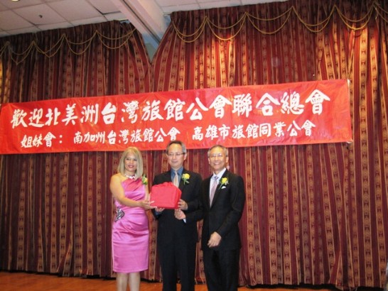 夏處長監交原任會長陳詩章(右)與新任會長宋蕾(左)交接儀式。