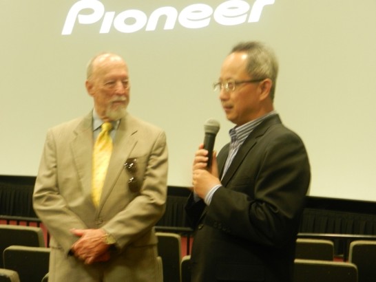 駐休士頓辦事處處長夏季昌及「休士頓國際影展」主席Hunter Todd在「少年PI的奇幻漂流」(Life of Pi)電影欣賞會中向在場來賓說明李安導演在臺拍攝該片等情形。