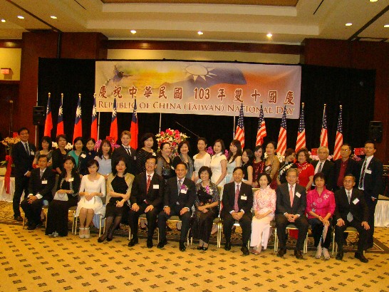 駐休士頓辦事處黃敏境處長夫婦於慶祝中華民國103年國慶酒會與同仁合影。