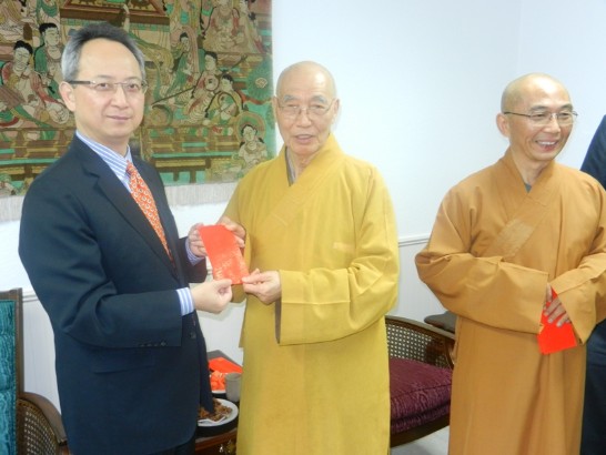 照片一：駐休士頓辦事處處長夏季昌偕同仁於本（103）年1月30日晚7時30分赴德州佛教會玉佛寺，致贈香油錢給住持淨海法師及副住持宏意法師。