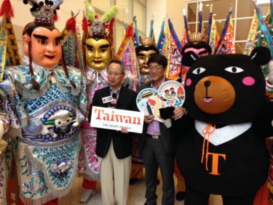 夏處長於活動前媒體記者會受訪時，特別說明本次活動期盼以電音三太子等深具臺灣特色之表演活動，進一步推介台灣聞名全球的美食、美景及濃厚人情等特色， 此外今年紐約時報出刋全球精選52個必訪地點(52 places to go in 2014)，臺灣排名第11，今日美國報(USA Today)相關報導也將台北列為全球10大咖啡城市等，顯示臺灣觀光資源普獲肯定，本次活動也可望使更多美國民眾慕名前往寶島一遊；觀光局駐洛杉磯辦事處林主任信任亦於受訪時指出，本次活動係親善大使「喔熊」及8尊電音三太子首度來休士頓訪問，期盼藉由本次火箭隊臺灣日活動，開拓台灣觀光在美南地區市場。夏總領事與林主任並於受訪時，與電音三太子及「喔熊」親善大使共同喊出「台灣觀光讚」的口號，為本次臺灣日活動揭開序幕。