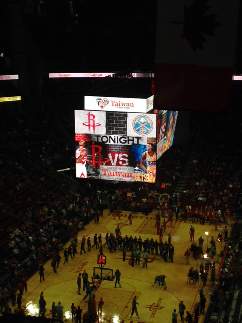 我國三太子電音表演團體於賽前演出“Taiwan Rocks it”組曲，獲全場觀眾熱烈歡呼回應，另球賽空檔期間電子螢幕亦不時顯示觀光局“Taiwan, the heart of Asia”推廣標語，火箭隊啦啦隊本日亦著推廣台灣觀光T恤演出，觀光局駐洛杉磯辦事處另於球場入口處擺設攤位放置文宣品，觀賽民眾均踴躍索取，並頻詢問前往臺灣旅遊資訊，有效推廣台灣觀光在美南地區的知名度。