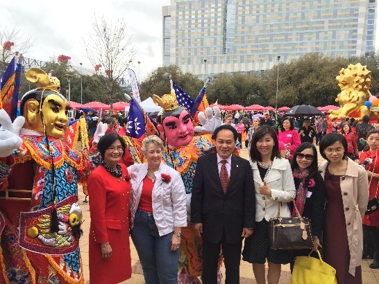 休士頓市長Annise Parker (左二)與駐休士頓辦事處處長黃敏境夫婦(左一及左三)、僑教中心主任莊雅淑(右三)、科技組組長游慧光(右二)及教育組組長周慧宜(右一)與電音三太子合影。