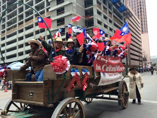 黃敏境處長夫婦於104年2月28日參加休士頓牛仔節遊行，帶領我遊行隊伍於馬車上揮舞中華民國國旗向觀賞遊行之我國人及各國民眾致意。