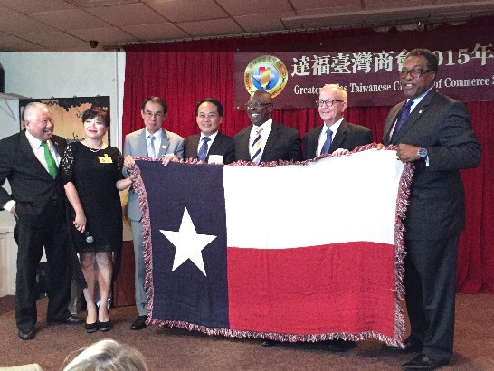 黃敏境處長與達拉斯市(City of Dallas)副市長Tennell Atkins、市議員暨僑界貴賓合影。