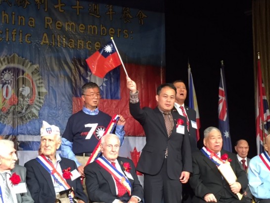 駐休士頓辦事處黃敏境處長於達拉斯全僑紀念中華民國抗戰勝利七十週年餐會與中華民國及美國退伍軍人合影。