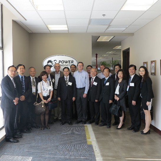 陳副處長銘師偕林副組長若蘭陪同經濟部工業局吳局長明機率領「台美產業合作與商機訪問團」於7月20日拜會愛達荷州美商Power Engineering，介紹我國經貿投資環境及促進雙方在再生能源方面的合作關係。