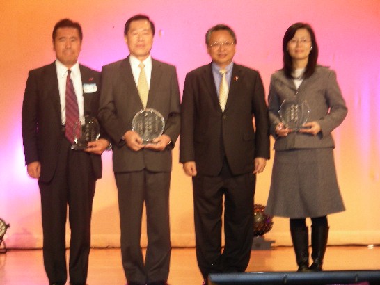 照片右二令狐處長榮達、右一藍組長先茜，左二梁主任崇禮、左一劉副組長文章