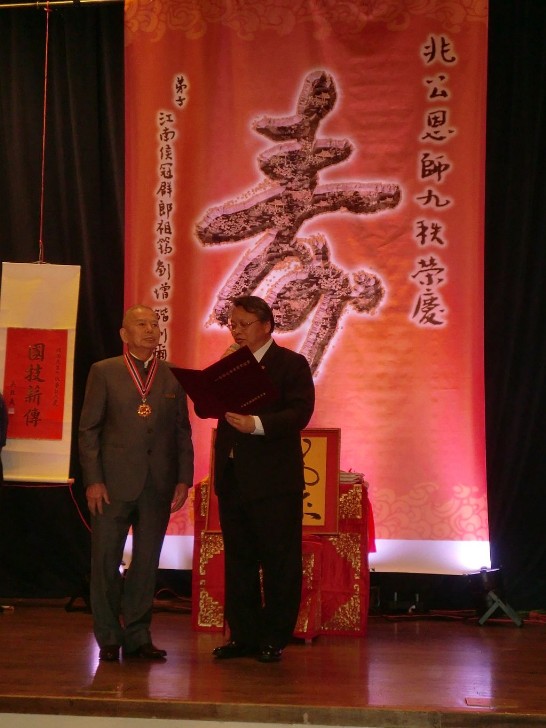 令狐處長代表致贈僑委會一等華光專業獎章