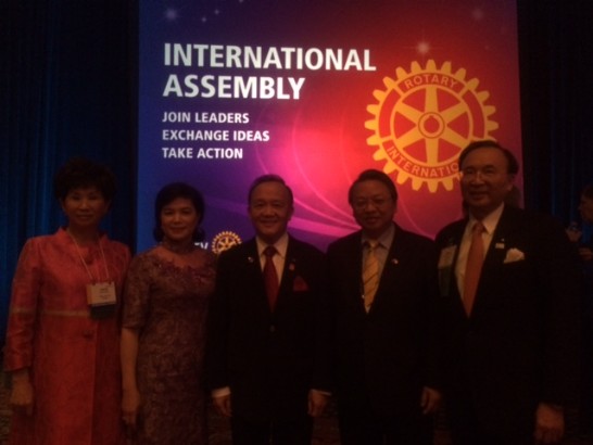 令狐處長與黃社長其光（左三）暨夫人（左二）及國際扶輪基金會謝保管委員三連（右一）暨夫人（左一）於開幕典禮會場合影