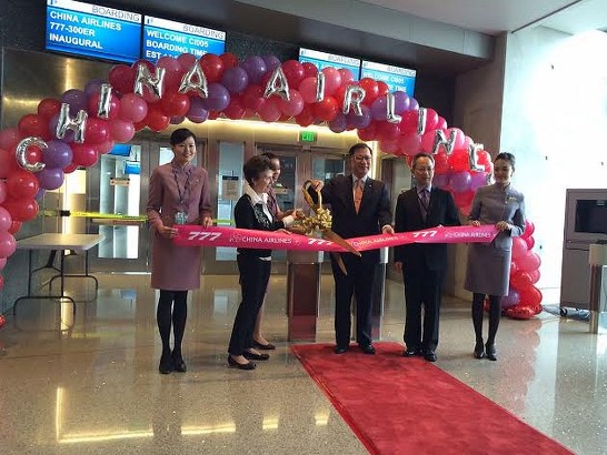 本處夏季昌處長與洛杉磯國際機場執行總裁Gina Marie Lindsey及華航總經理林鵬良共同剪綵。