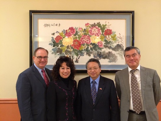 照片從左至右依序為加州州參議員夏樂柏、夏參議員夫人何美湄女士、令狐處長榮達、周副處長慶龍