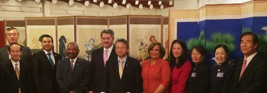 左一：北美洲台灣人醫師協會顧問許正雄、左二：瓜地馬拉總領事Pablo Saenz、左三：聖文森名譽總領事Cadrin Gill、左四：巴拉圭總領事Victor Pena、左五：令狐榮達處長、右五：多明尼加總領事Celeste Jimenez、右四：幫幫忙基金會會長鮑潘曉黛、右三：美國慈濟慈善基金會執行長曾慈慧、右一：國際佛光會洛杉磯協會會長陳倫傑