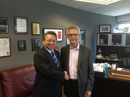 令狐處長（左）與聯邦眾議員Alan Lowenthal（右）合影