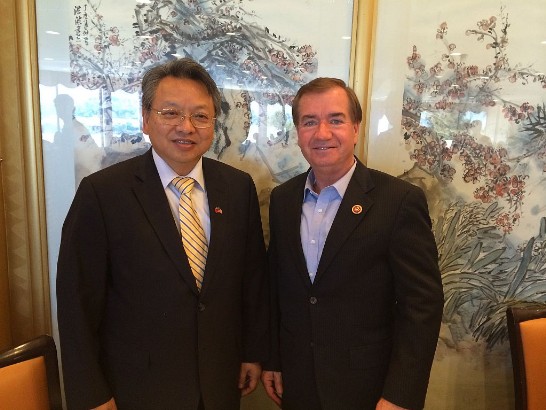 本處令狐榮達處長與美國聯邦眾議院外交委員會主席羅伊斯（Ed Royce）合影