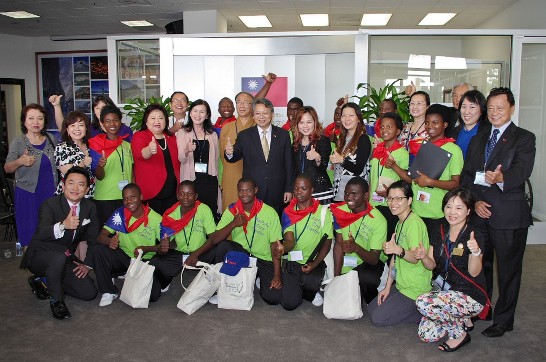 令狐處長與「台灣愛飛揚-國際文化教育慈善交流暨感恩之旅」訪演團合影。(中排左七：令狐榮達處長、左六：訪演團團長慧禮法師、左五：訪演團副團長陳淑蕙)