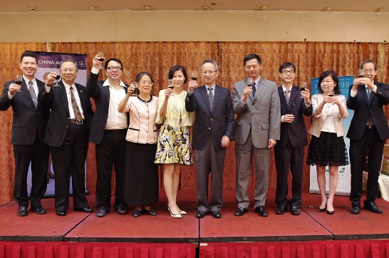 本處夏處長季昌夫婦偕王副處長秉慎及洛僑中心翁主任桂堂等同仁向華文媒體朋友們致意。