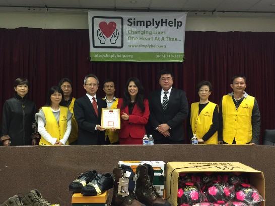 左一：鄭儀英僑務委員、左三：夏季昌處長、左四：鮑潘曉黛會長、