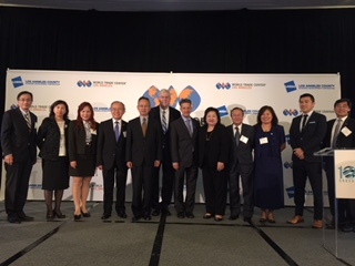 由洛杉磯郡經濟發展局（LAEDC）與本處經濟組共同合編之「共同成長：台灣與洛杉磯郡」（Growing Together: LA County and Taiwan Report）經貿報告於6月3日發表。照片人物由右至左分別為洛杉磯世界貿易中心主席Stephen Cheung、Marco International Co.郭董事長秀梅、南加州玉山科技協會楊會長賢怡、洛杉磯台美商會溫前會長玉玲、LAEDC國際經濟學家Ferdinando Guerra、LAEDC局長Bill Allen、本處夏處長季昌、陳副處長銘師、Adata美國公司陳董事長玲華、洛杉磯台貿中心李主任惠玲以及經濟組侯一等經濟秘書文奇。