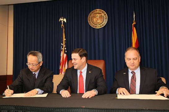 自左至右：夏處長，亞歷桑納州州長Doug Ducey，交通廳長John S. Halikowski.