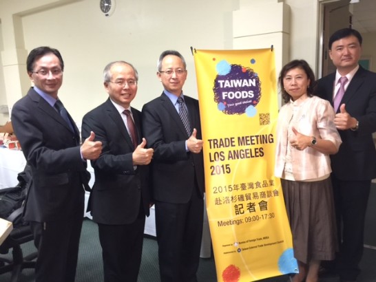 照片由左至右為本處經濟組侯秘書文奇、陳銘師副處長、夏季昌處長、台貿中心李惠玲主任及帛鑫國際有限公司總經理賴景煌。