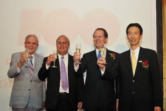 Director General Ray Mou proposed a toast together with former US Congressman Lincoln Diaz-Balart, Mayor of Miami City Tomas Regalado, and Mayor James Cason of Coral Gables City for the Centennial Anniversary of the Republc of China (Taiwan)